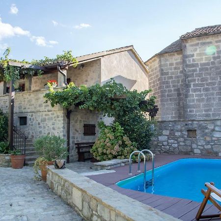 Holiday Homes Poli Svetega Antona Gracisce Екстер'єр фото
