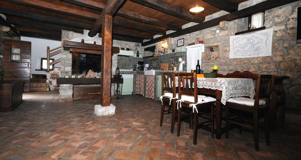 Holiday Homes Poli Svetega Antona Gracisce Екстер'єр фото