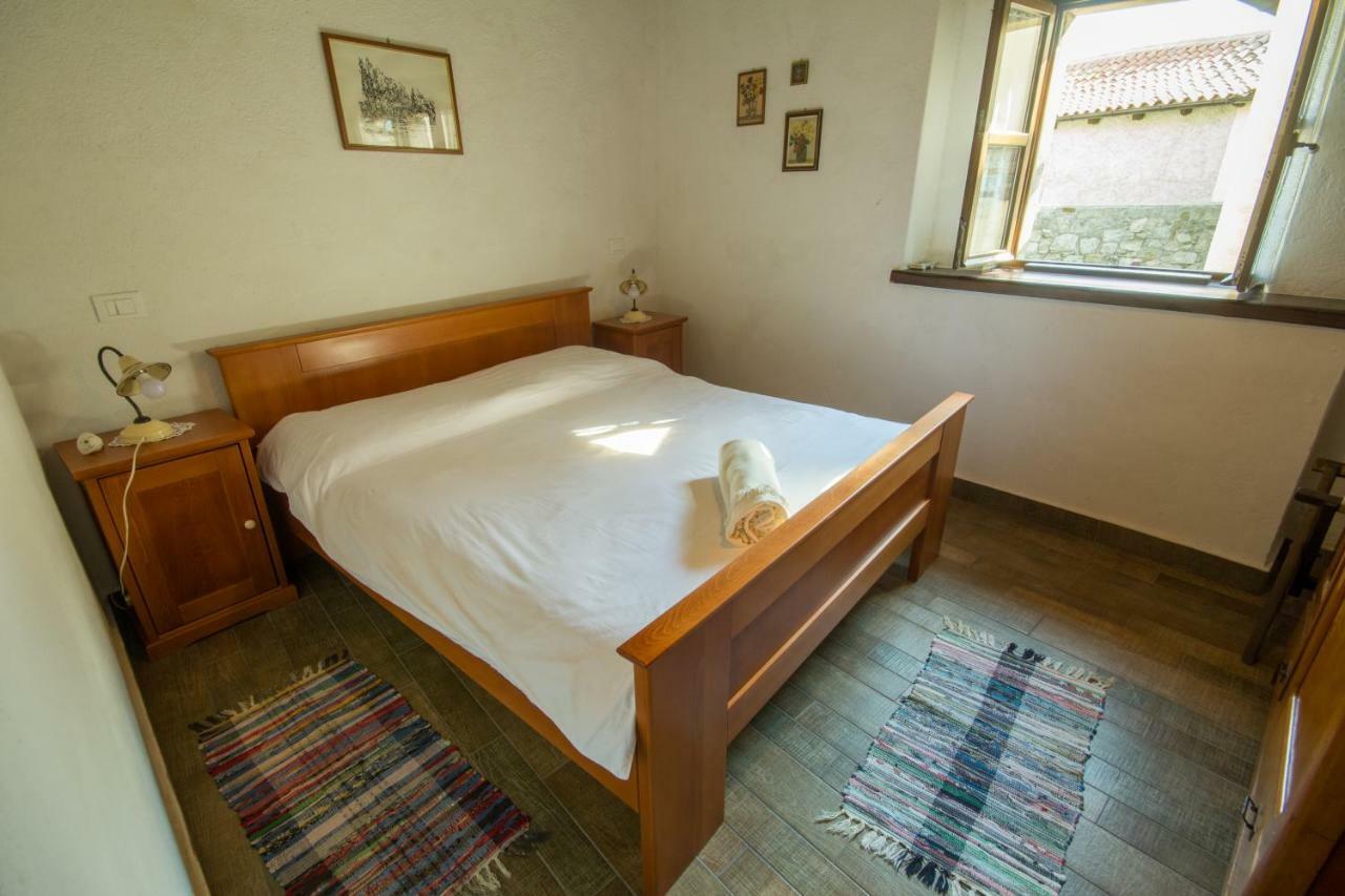 Holiday Homes Poli Svetega Antona Gracisce Екстер'єр фото
