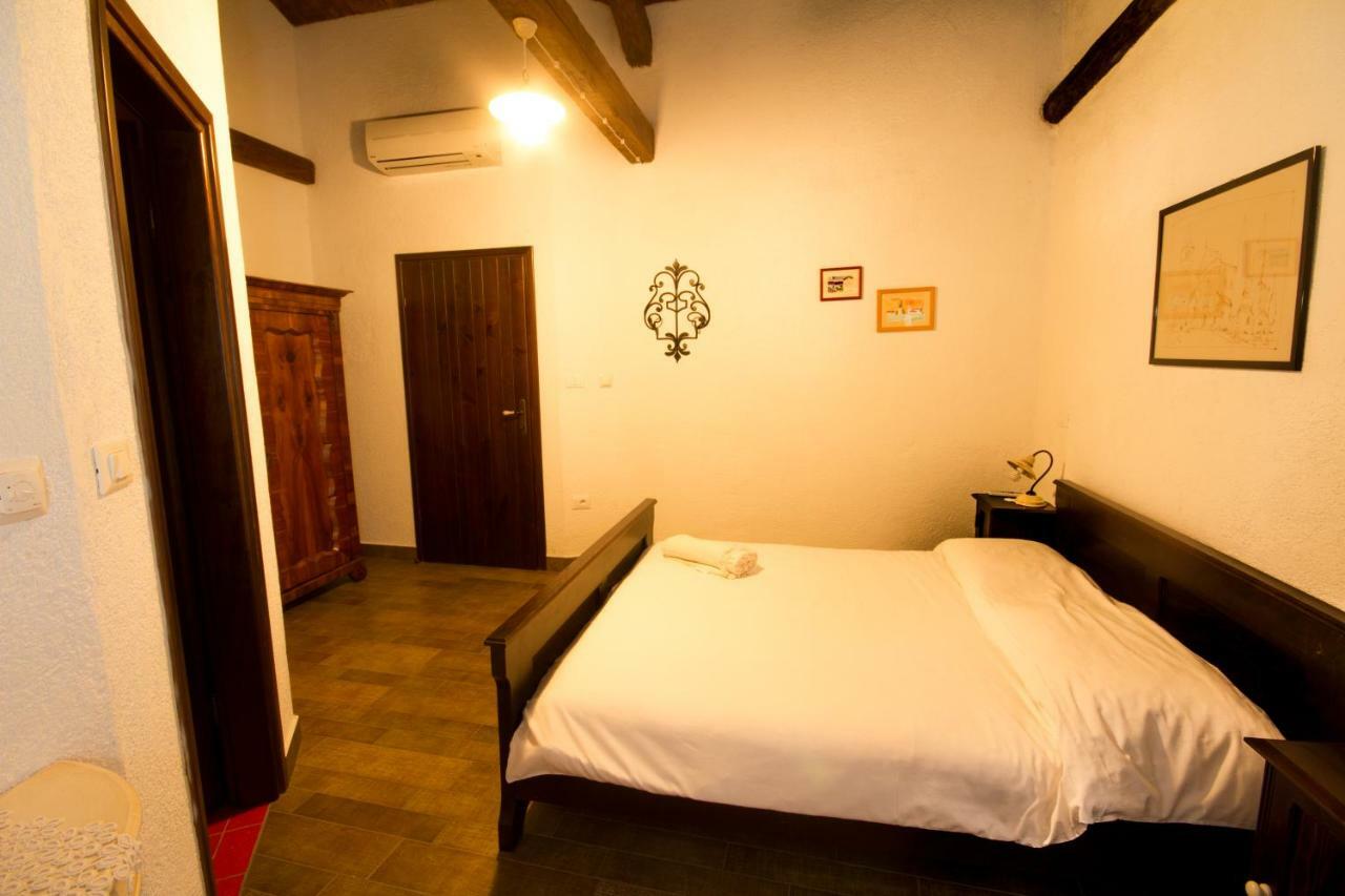 Holiday Homes Poli Svetega Antona Gracisce Екстер'єр фото